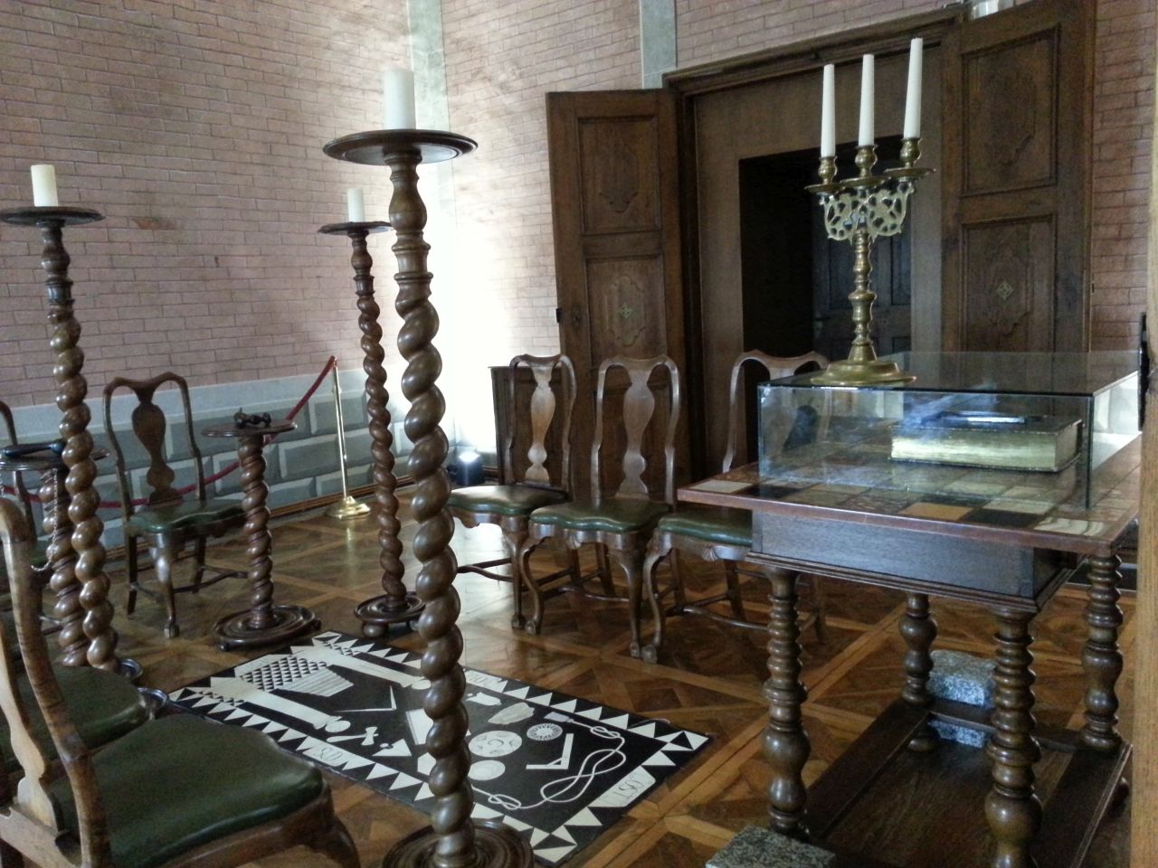 Blick in die Ausstellung des Österreichischen Freimaurermuseums im Schloss Rosenau